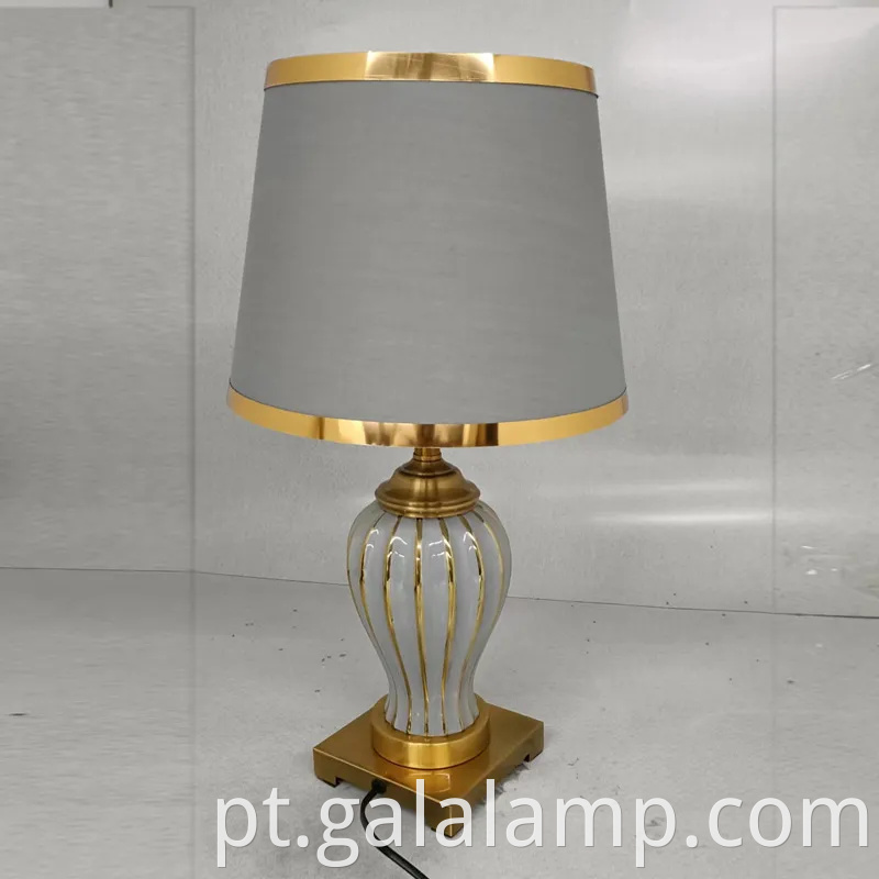 Luminária de mesa de cerâmica elegante com base de metal dourado para o quarto